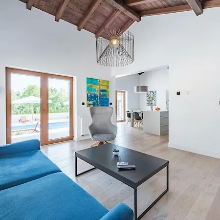 Three-bedroom Holiday In Porec