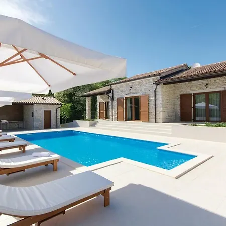 Three-bedroom Holiday In Porec בית נופש