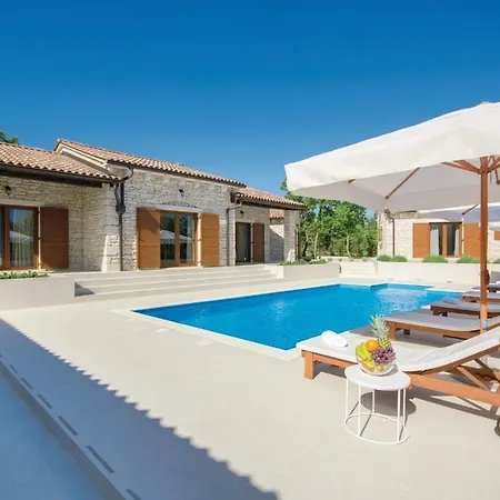 בית נופש Three-bedroom Holiday In Porec Zuzici
