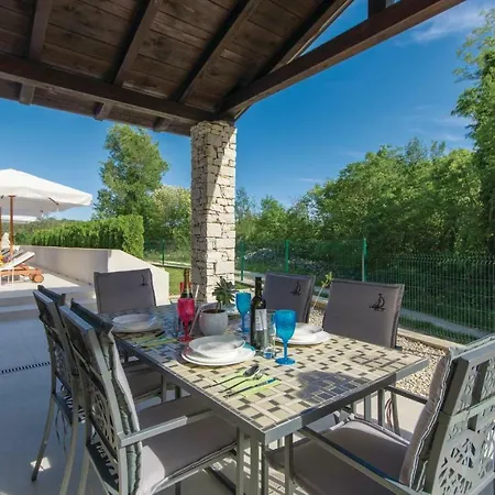 Three-bedroom Holiday In Porec